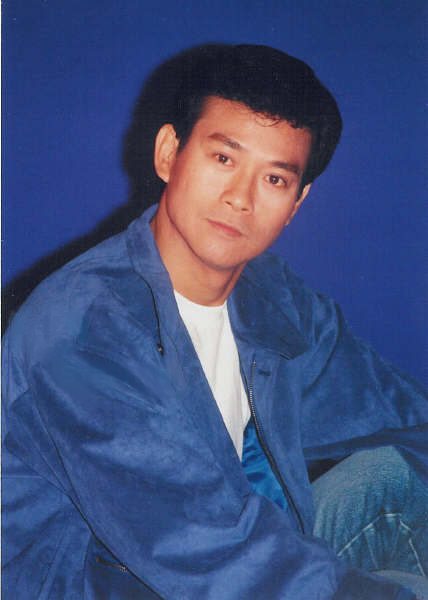 鄭少秋最新照片，時(shí)光流轉(zhuǎn)中的優(yōu)雅風(fēng)采，鄭少秋最新照片展現(xiàn)時(shí)光流轉(zhuǎn)中的優(yōu)雅魅力